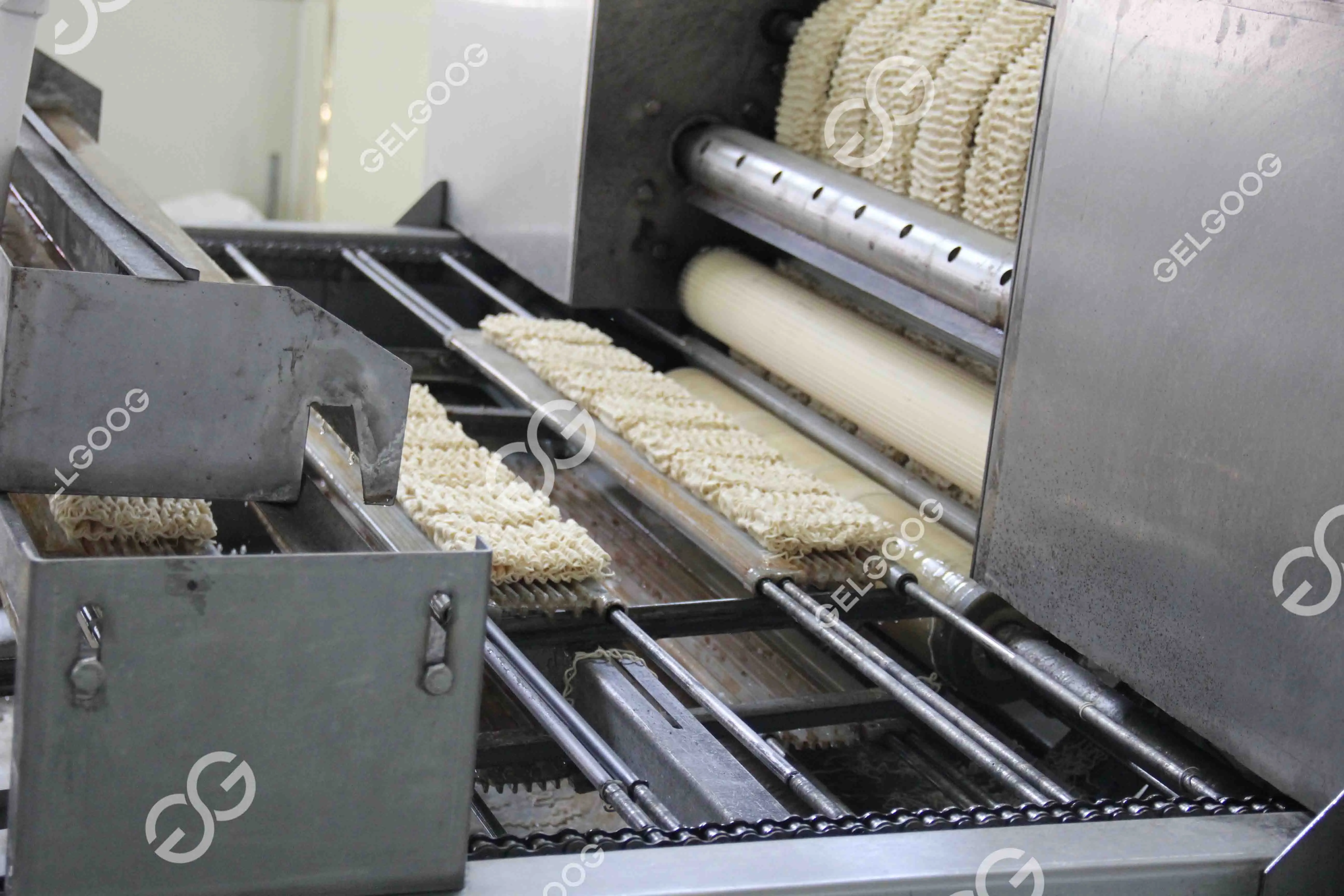 Automatic Cooking Fried Instant Noodles Production Line Cup Packing Instant Noodle Making Machine for Sale