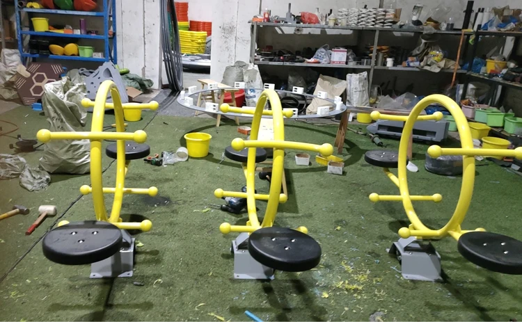 Garden Children's Balance Seesaw with Plastic Seats for Toddlers, Suitable for Amusement Parks, Communities, Squares and Schools
