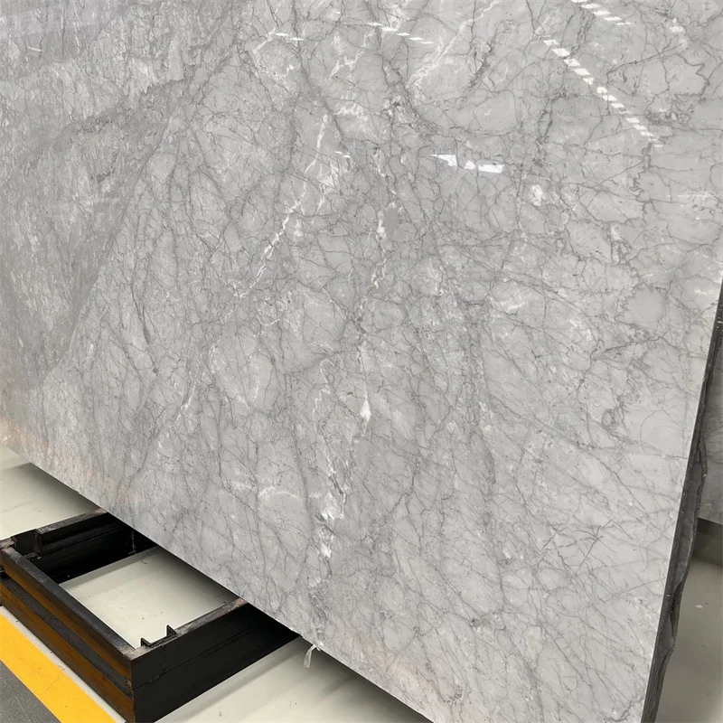 Losas de mármol gris claro pulidas a buen precio; losa de mármol gris de gama alta para baldosas de suelo interior y paneles de mármol