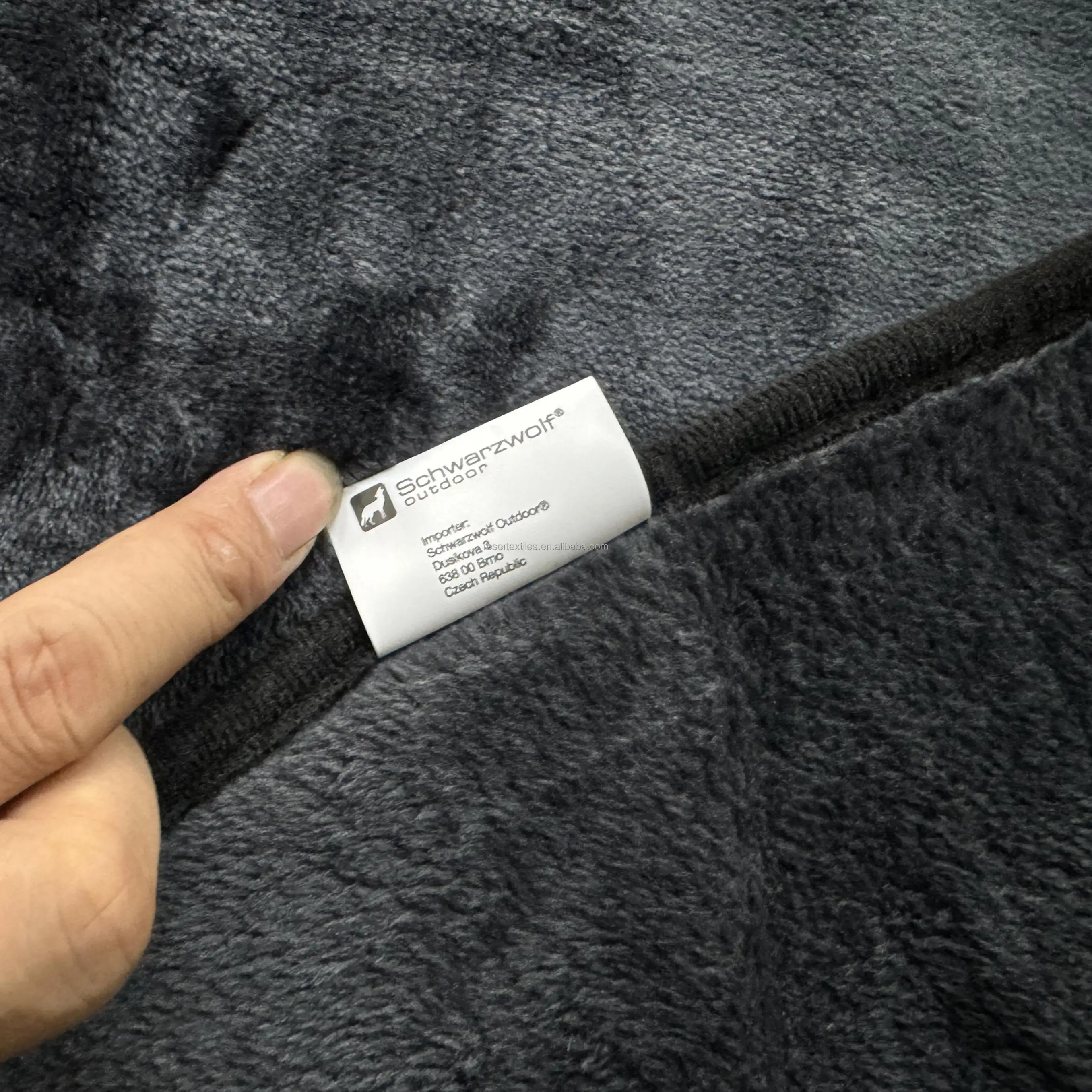 2-in-1 Premium Travel Blanket and Pillow Customizable Logo Hand Luggage Belt with Backpack Clip Perfect Carry-On Accessory