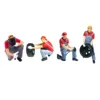 Quattro persone al lavoro in rosso