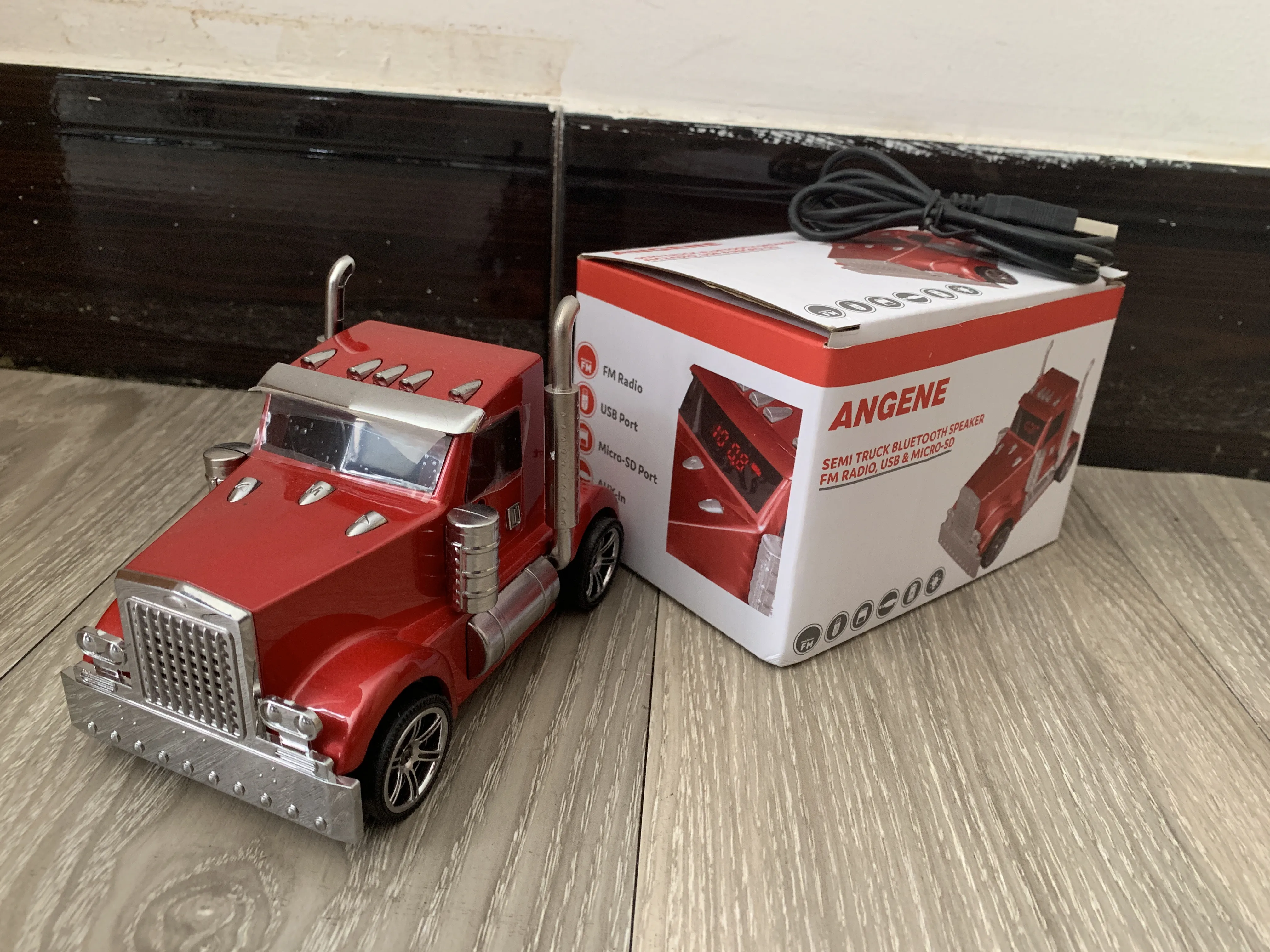 Car Model Speaker Portable Radio Cheap Wireless Speakers Car MP3 Player Wireless Sound Box