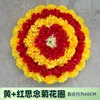 Couronne de chrysanthèmes jaunes et rouges