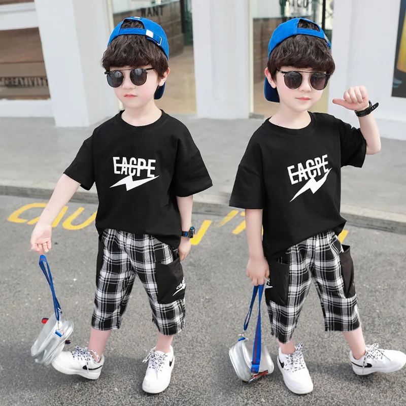 Shirtracer Kinder T-Shirt – „Yeah Die Sonne Scheint! Heute Zocke Ich In Kurzen Hosen“, Weiß