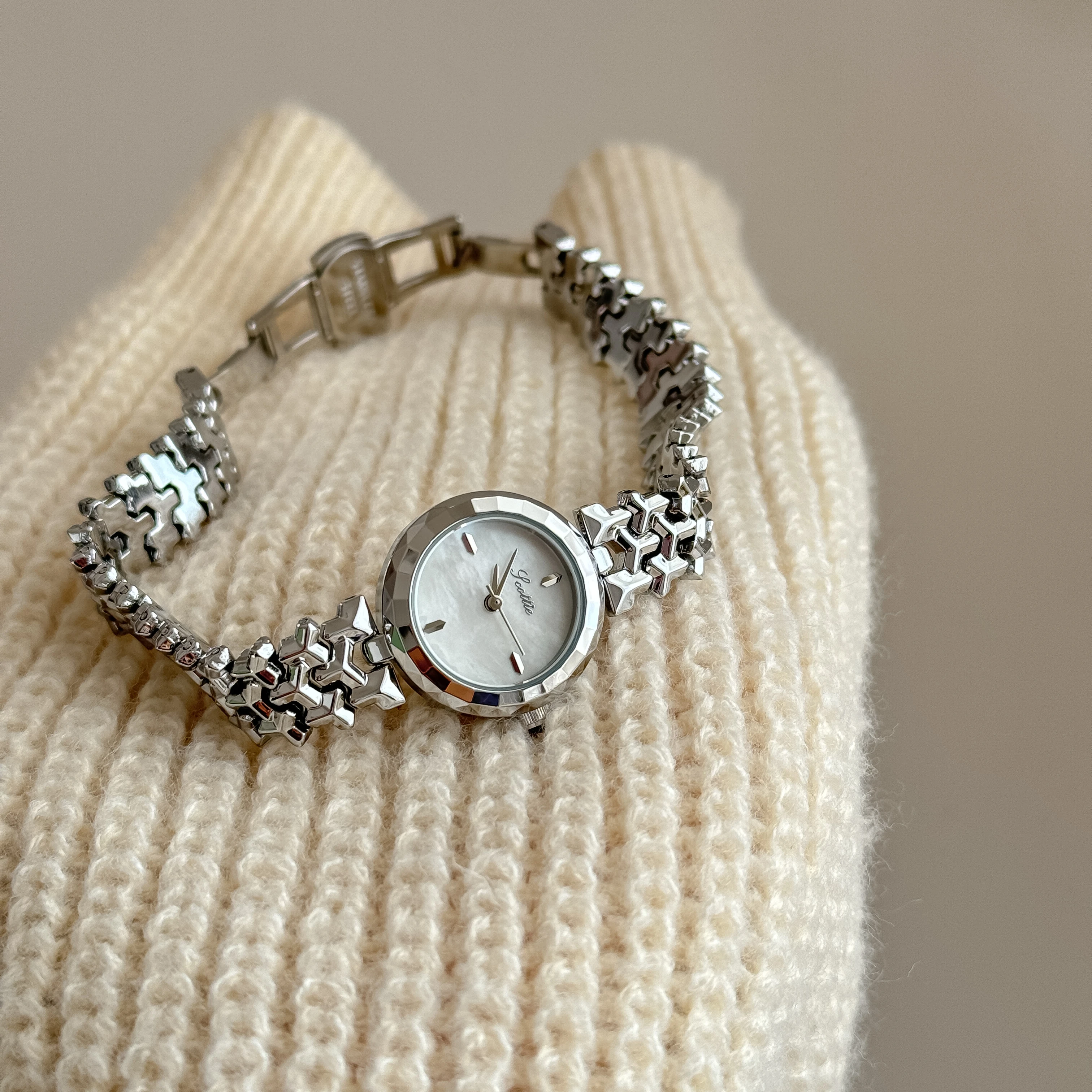 Small Round Dial Watch with Stainless Steel Bracelet, Waterproof Silver Link Round Bracelet Diamond Dial Watch – bebe main image 4