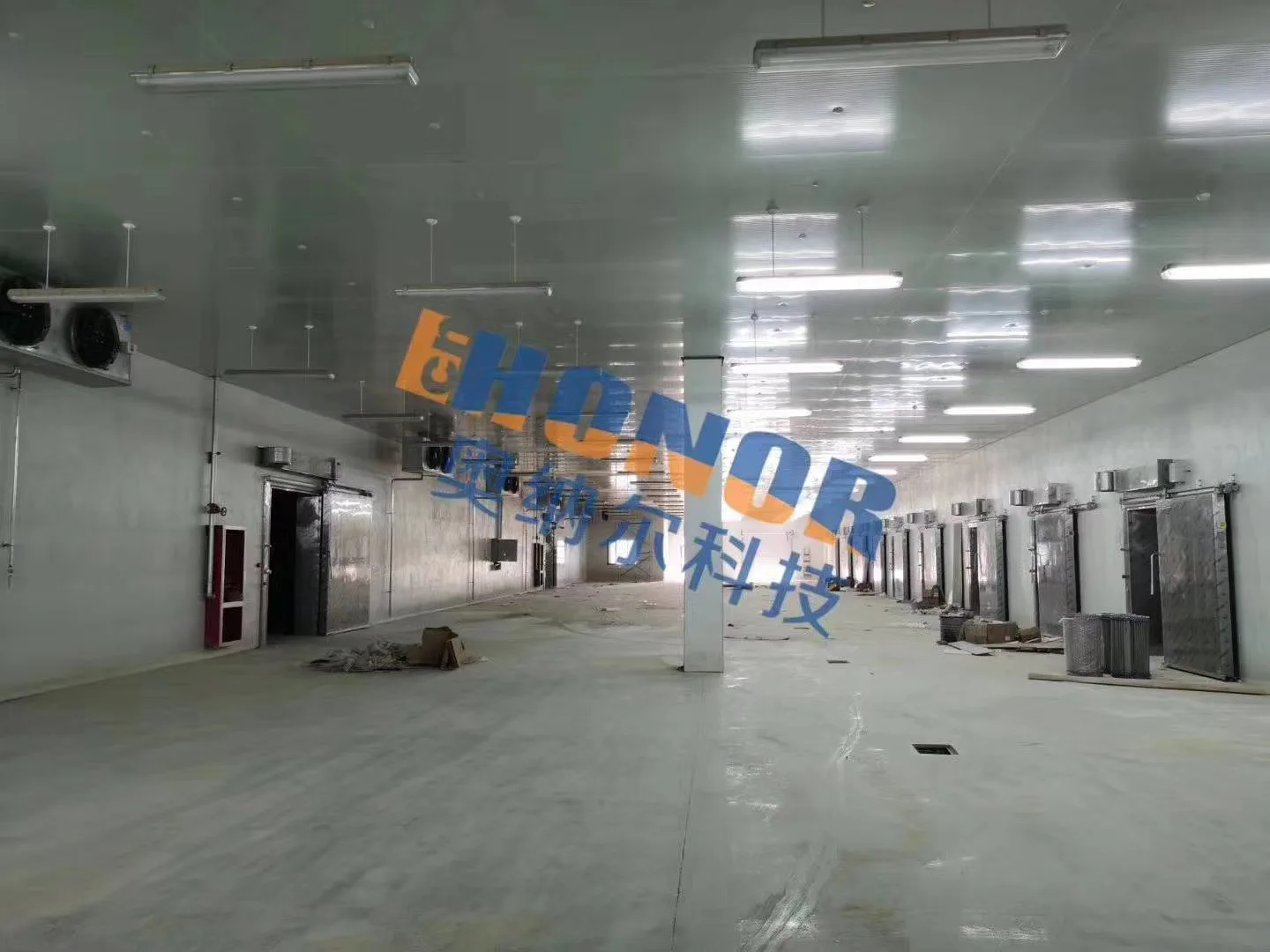 Industrial air cooler with electric defrost system for cold room refrigeration