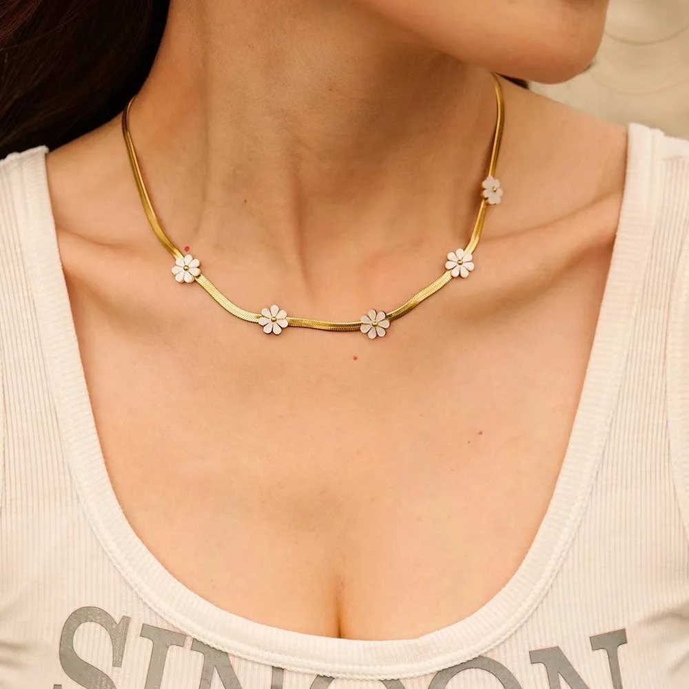 Elegant Butterfly & Daisy Charm Jewelry Set