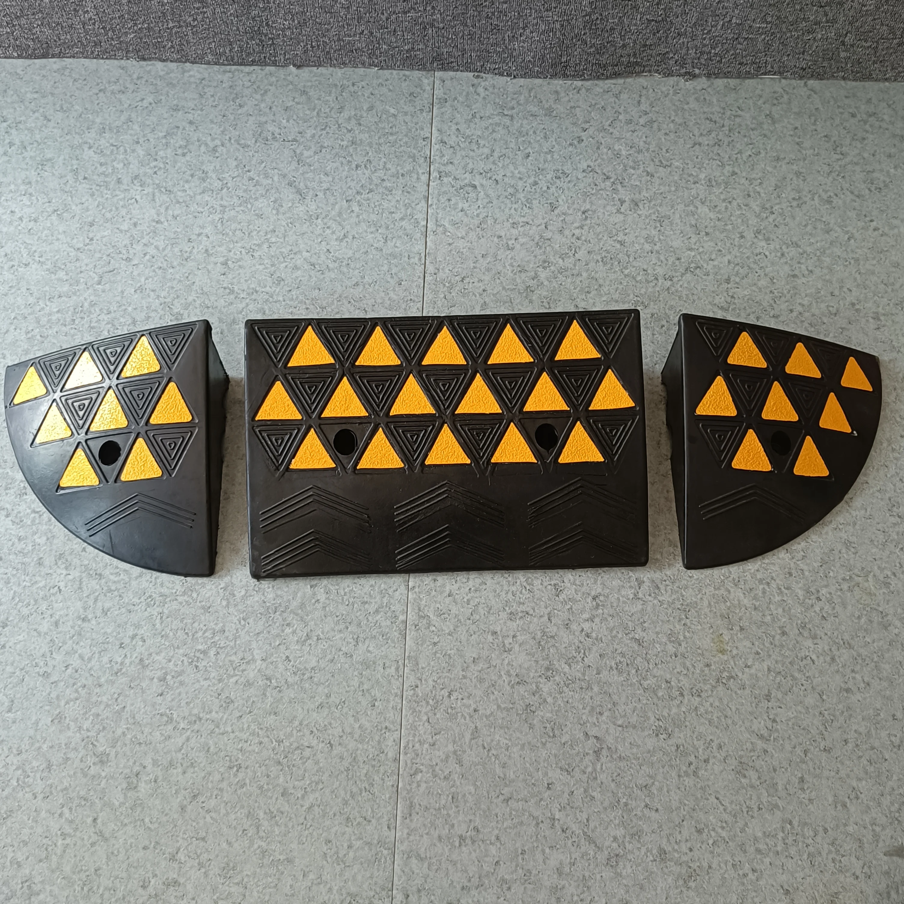 橡胶路缘坡道路边斜坡路缘坡道