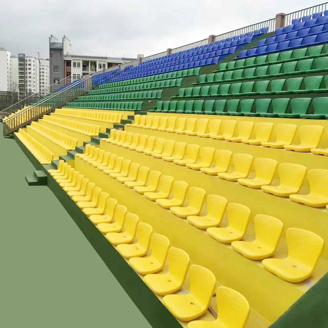 Пластиковые для стадиона. Стулья для стадионов. Пластиковые стулья для стадиона. Стул для футбольной трибуны. Кресло для стадиона пластиковое.