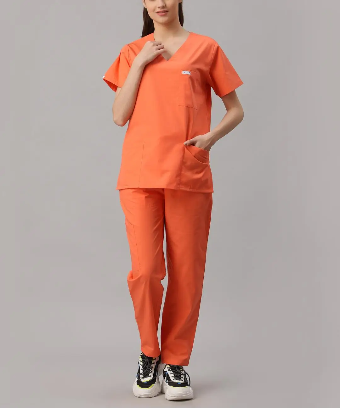 Pantalón naranja, para áreas restringidas en hospitales.