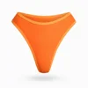 Braguita de bikini minimalista naranja con corte atrevido.