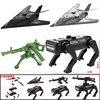 Perro robot negro + arma verde + avión
