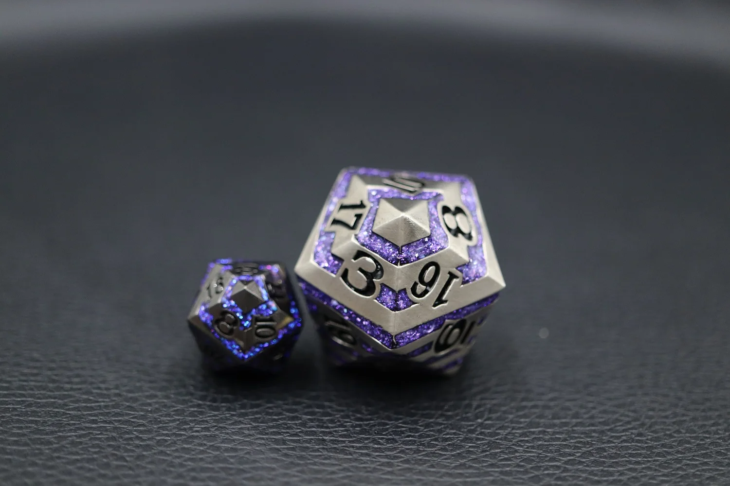 Custom Colorful 33mm Oversize D20 Zinc Alloy Metal Polyhedral Stripe