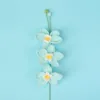 Tre rami di orchidea blu con farfalle