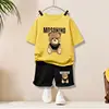 Grande orso dorato#Maglietta gialla a maniche corte + shorts neri