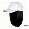 Casquette blanche + cheveux noirs