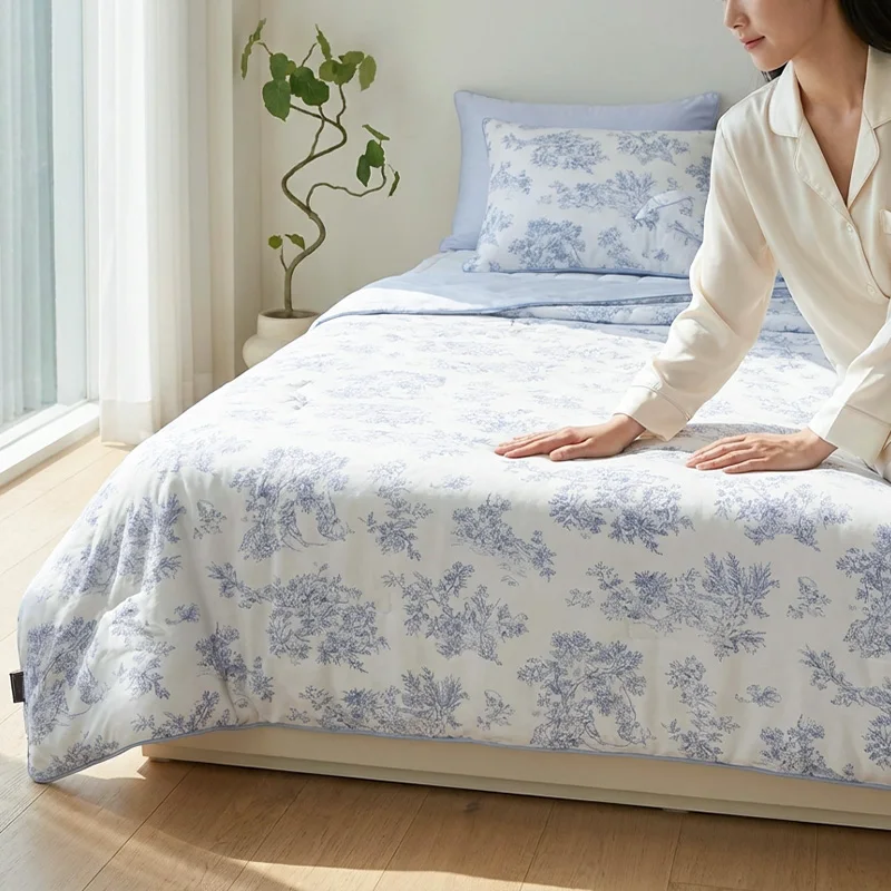 Aktionsartikel – Blaues blumenmusterartiges Nylon-Deckbett mit kühlem Hautgefühl, atmungsaktiv und kühlend für den Sommer