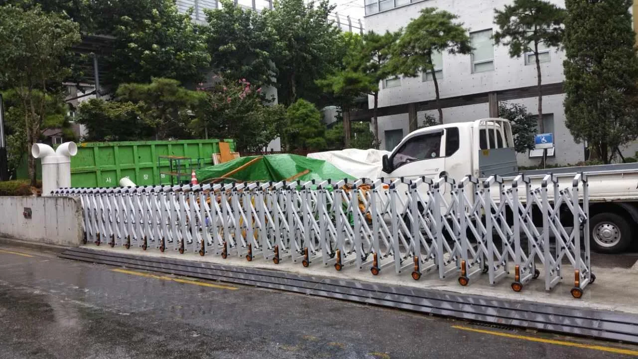 Manual Expandable Aluminium Fence Accordion Barricade 5 Meter QG-G361 Crossroad 2 Years Warranty Traffic Barriers Carton