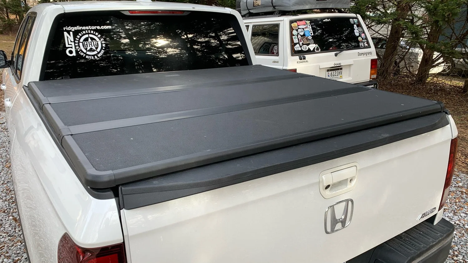 Factory High Quality Hard Tri Fold Aluminum 4x4 Pickup Truck Bed Cover Tonneau Cover for Toyota Hilux Revo Vigo Tacoma Tundra