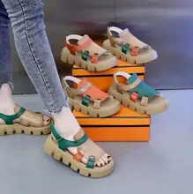             Sandal Romawi datar w...     