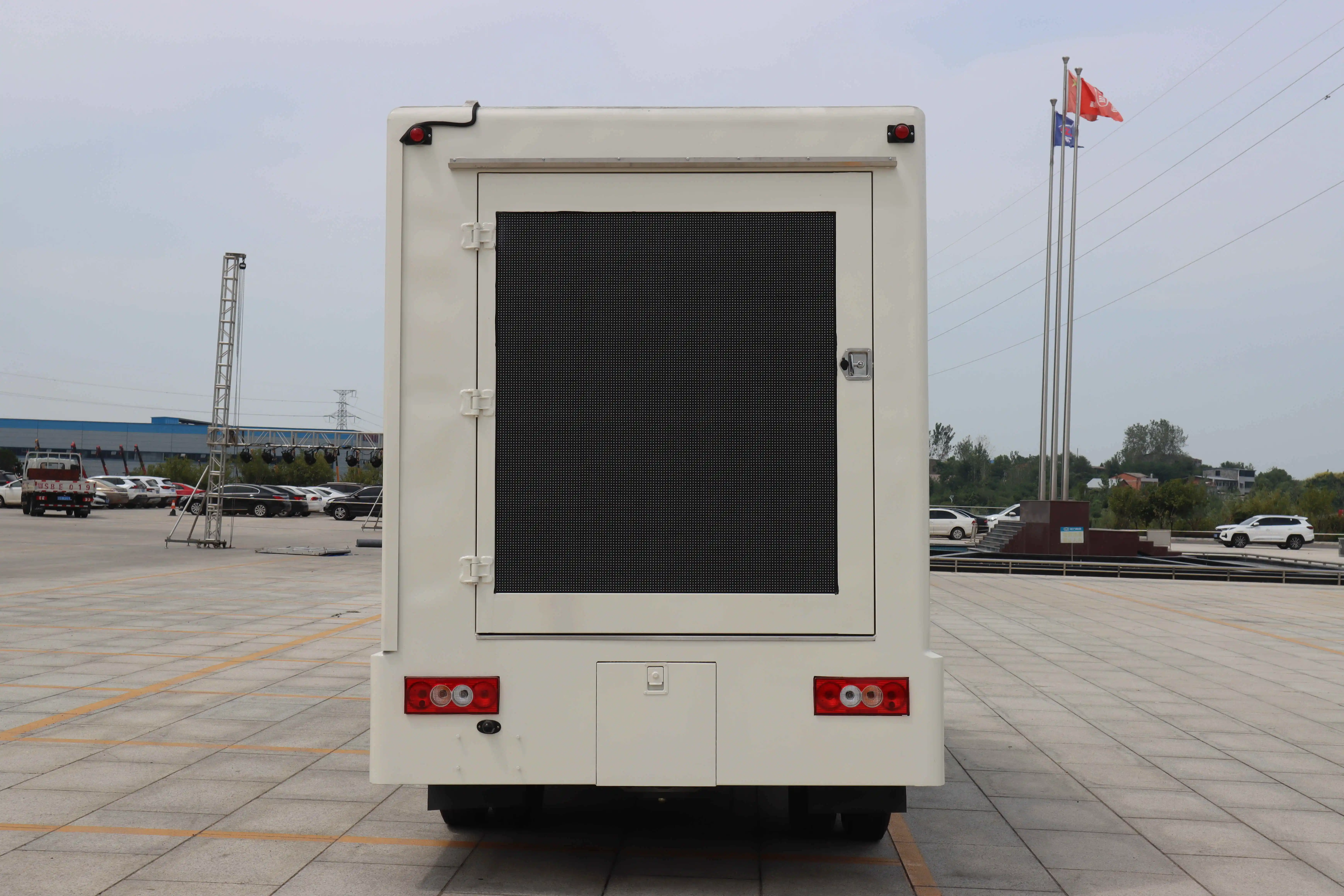 Foton SINOTRUK HOWO 4x2 Mobile Stage Advertising Truck P5 Full Color Led Screen for Live Broadcast