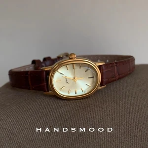 2026 New Retro Brown Oval Niche Artistic Leather Women's Quartz Watch Simple Personality Retro Design WristWatches for Ladies