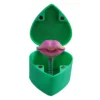 Lápiz labial rosa melocotón en caja verde.