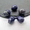 Piedra colorida con diseño azul