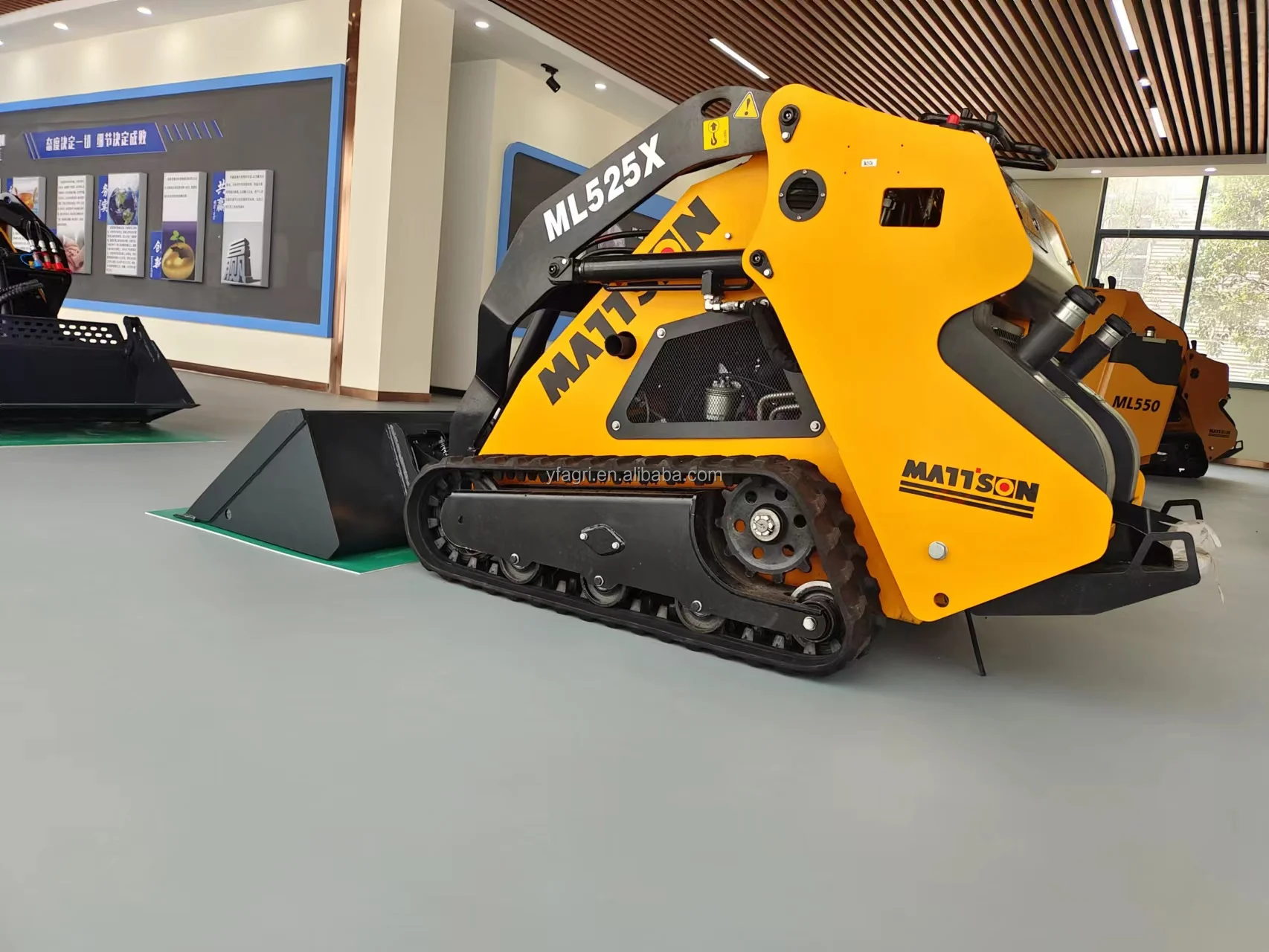 Мини-погрузчик с бортовым поворотом и креплением