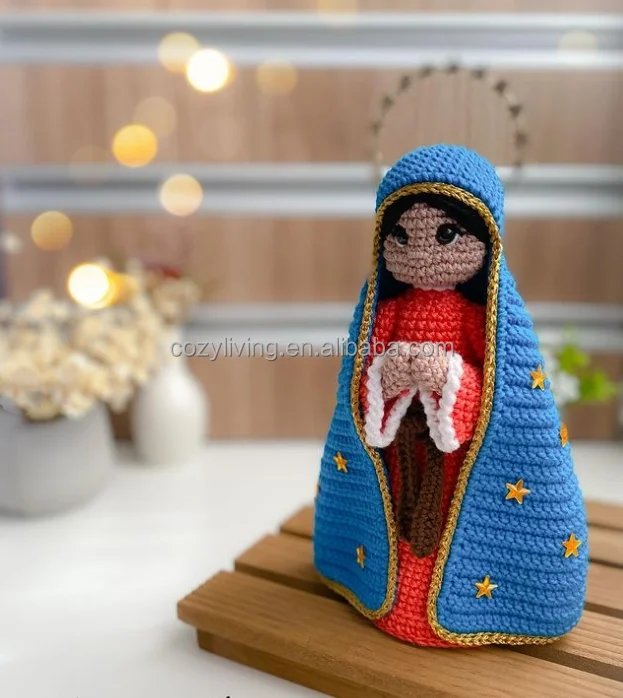 Muñeca cristiana Amigurumi de mano con chal azul y ganchillo de