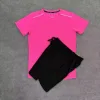 Maglietta rosa + pantaloni neri