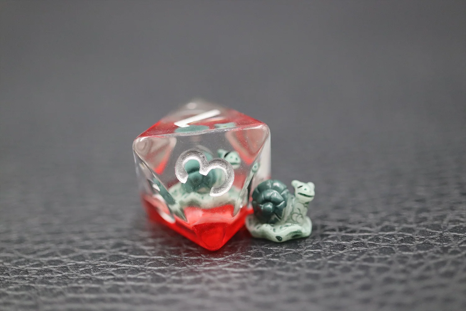 Hot Selling Transparent DND Board Game Dice Fancy Design Snail Embedded Soft Edge Resin Dice manufacture