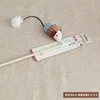 Juguete para gatos con forma de ratón, en marrón y azul.