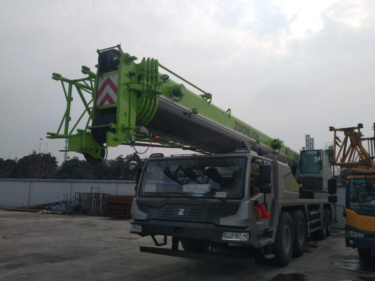 Easy Operating Zoomlion 55 Ton Mobile Crane Truck ZTC550V532 in Uzbekistan