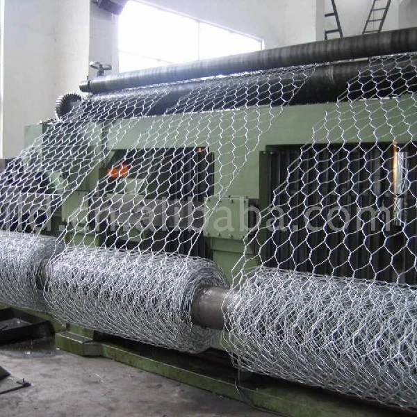Galvanized chain link wire mesh fence