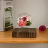 Base de madera oscura con bola de flores