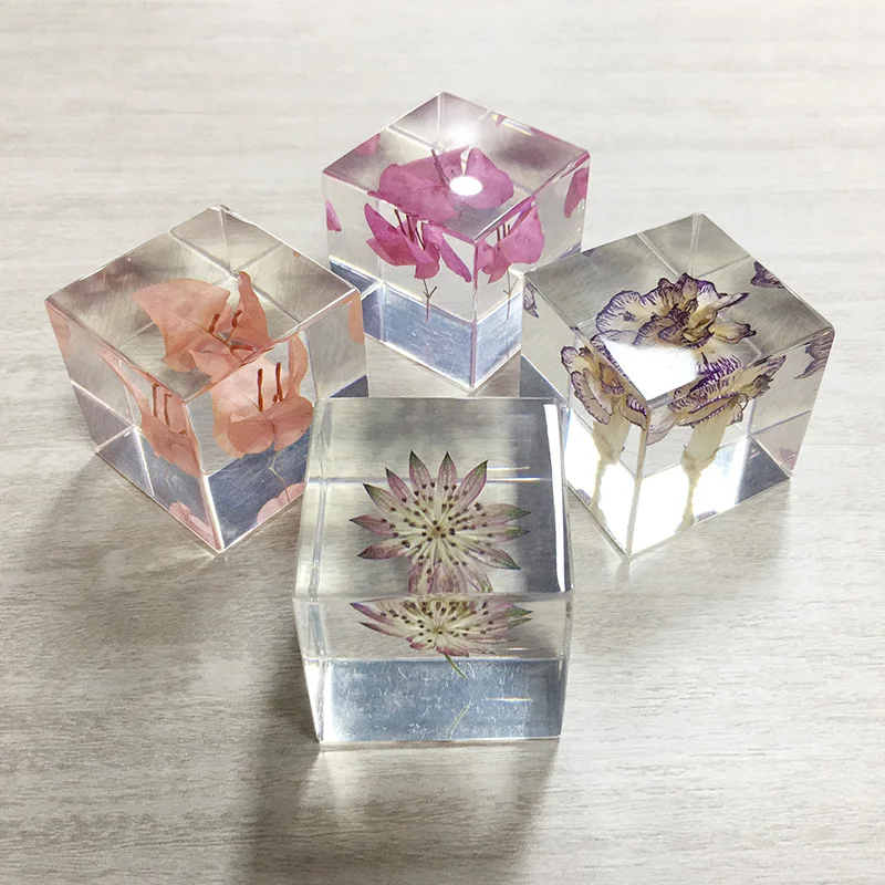 タンポポの花が入ったレジンキュービックペーパーウェイト、カスタム