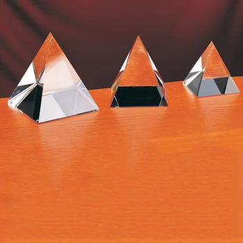 Fermacarte di prismi di cristallo in bianco della piramide di cristallo ottica all'ingrosso per la piramide triangolare di vetro dei regali dell'incisione