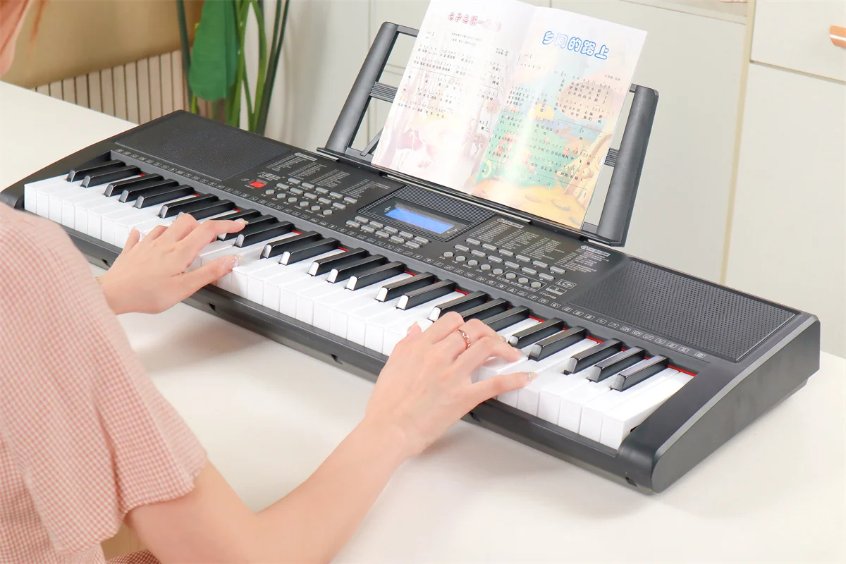 Portable 61 Keys Digital Piano LCD Screen Piano Keyboard Electronic Organ Musical Instrument with MIDI and MP3 for Beginners