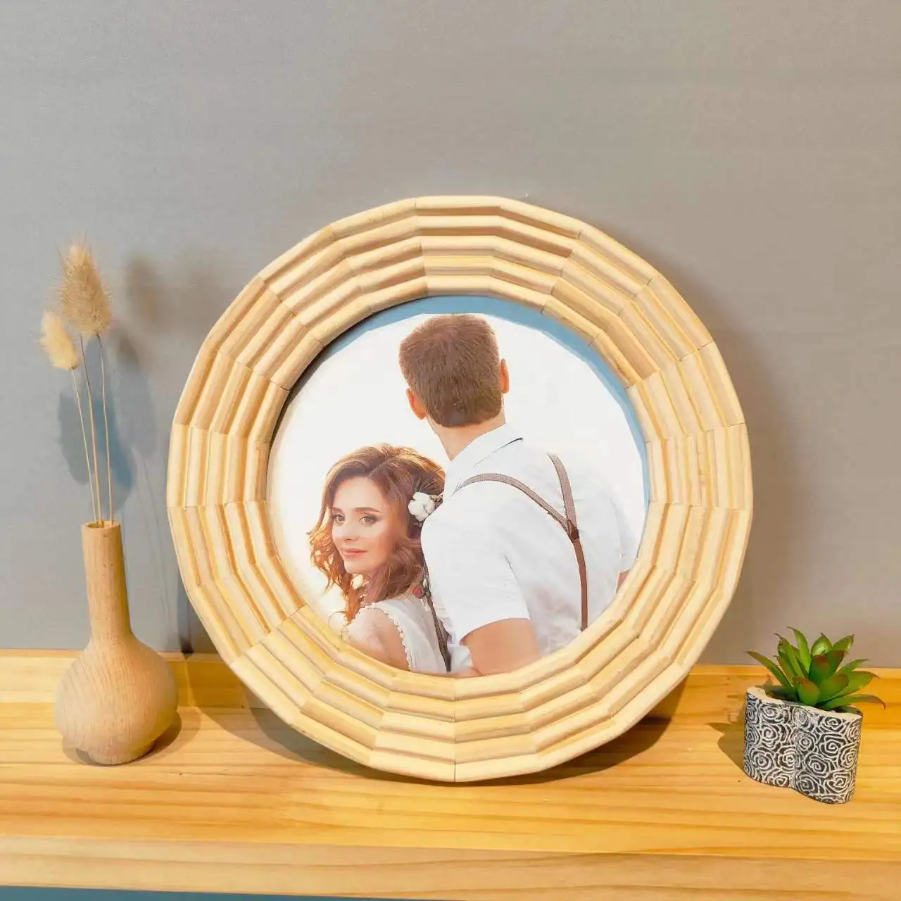 Userfriendly Design 5layer Round Solid Wood Photo/picture Frame