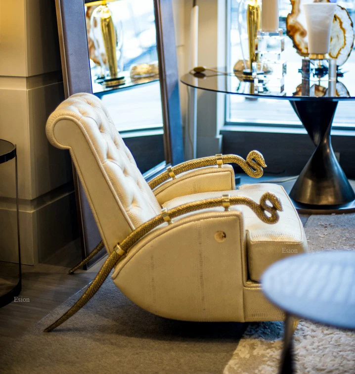 金の糸の刺繍が素敵なイタリア製らしきチェア 金の糸の刺繍が素敵なイタリア製らしきチェア