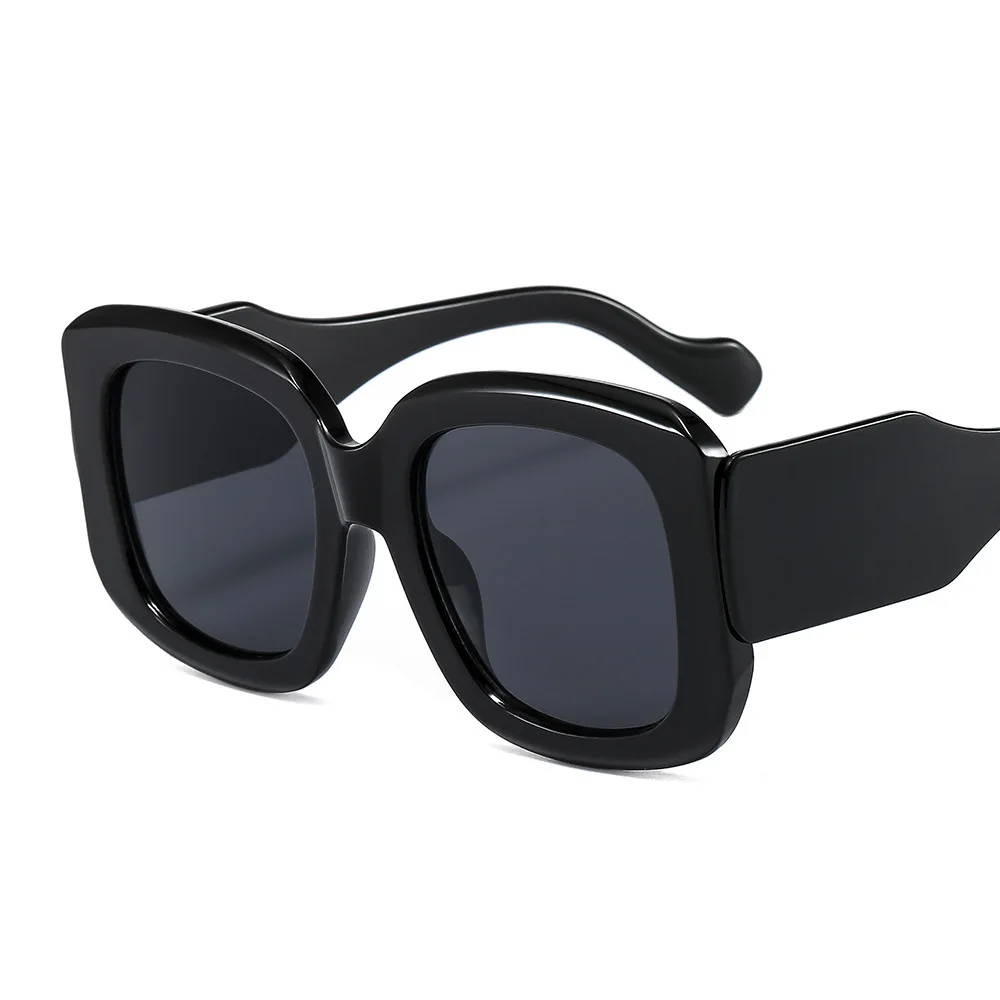 New Vintage Luxury Oversized Frame Fashion Custom Metal Logo Sunglasses_voghion.com