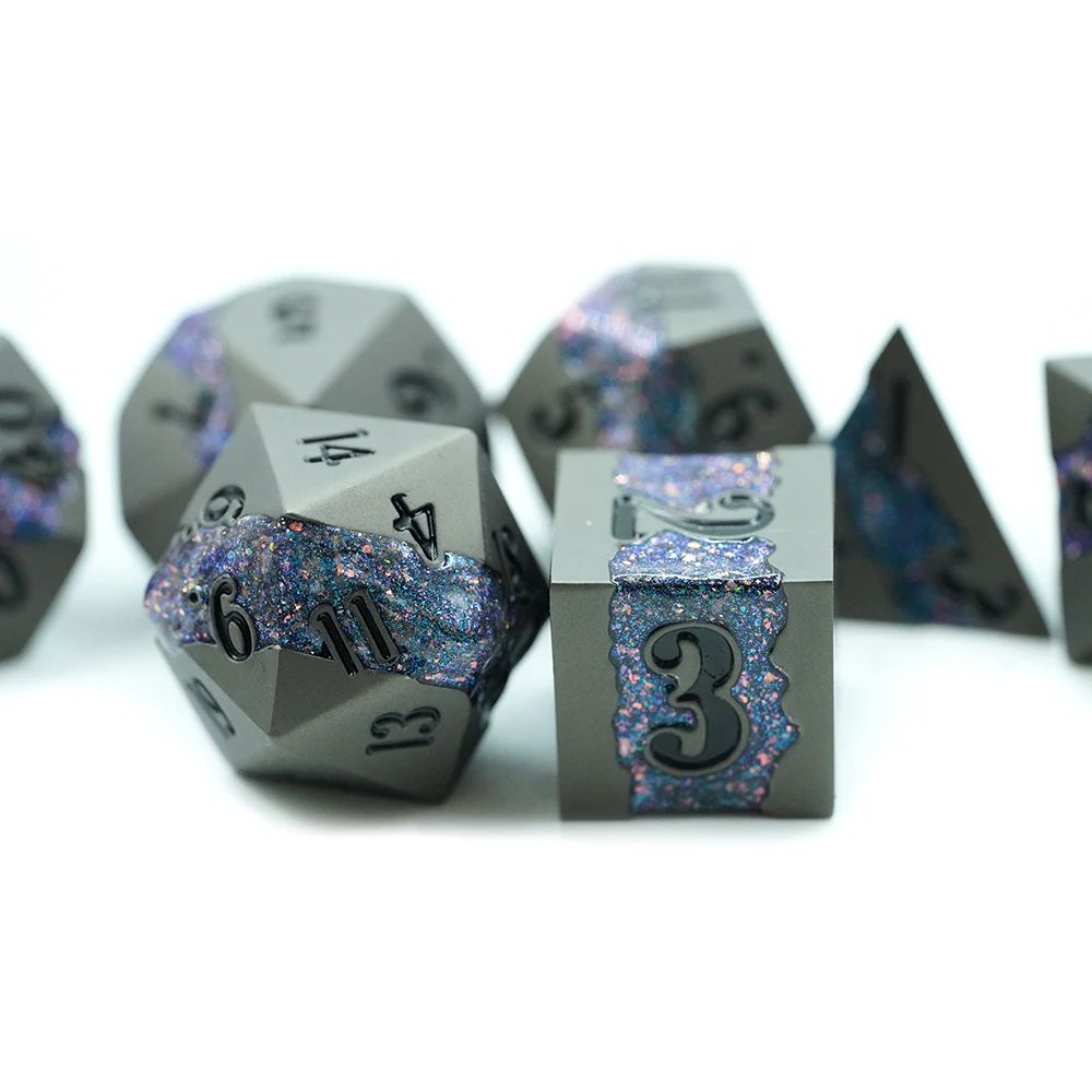 Lukrativní matné kovové kostky Zinečná slitina Mnohostěnné RPG DND vlastní mramorované kostky s proužky pro deskové hry