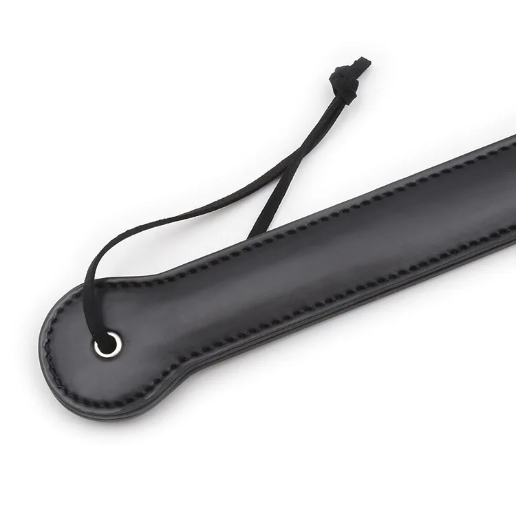 Pagaie de fessée en cuir de salope avec rivet pour plus de sensation