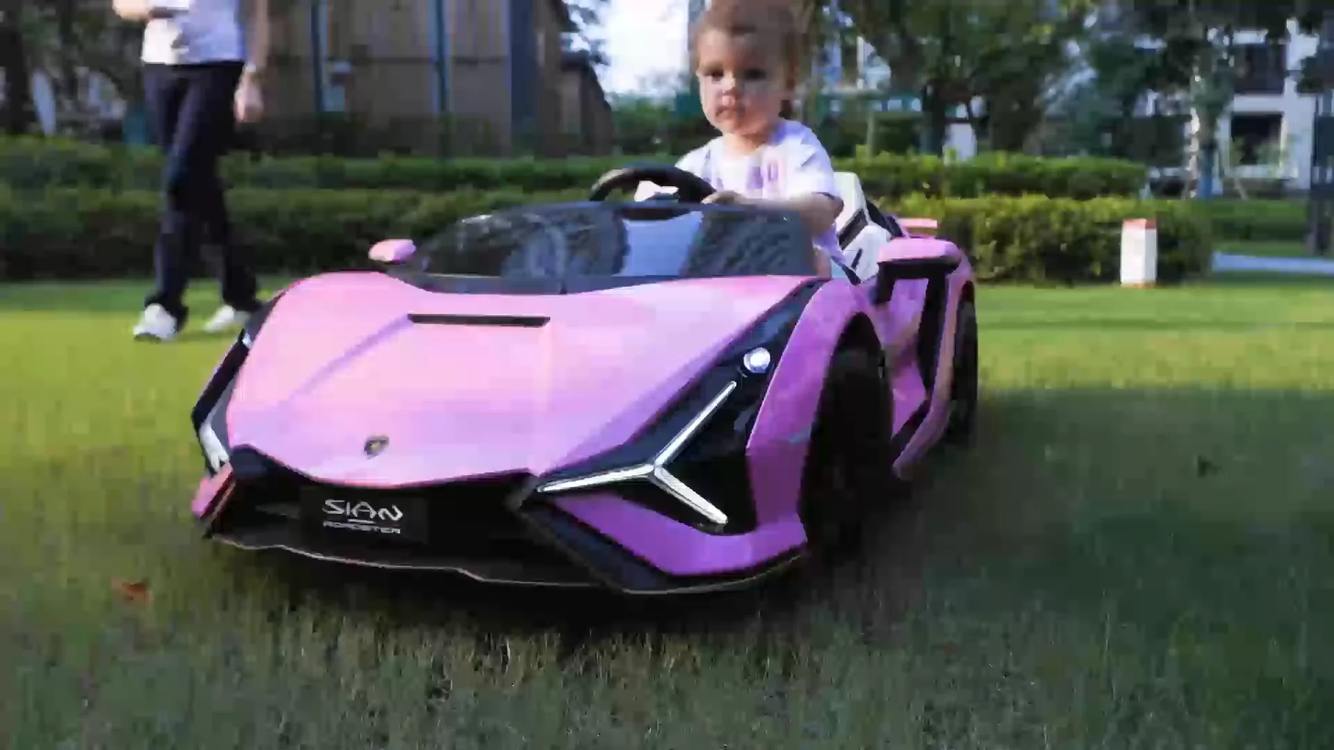 ピンク色のライセンス取得済み子供用電動乗用車（女の子向け）24V