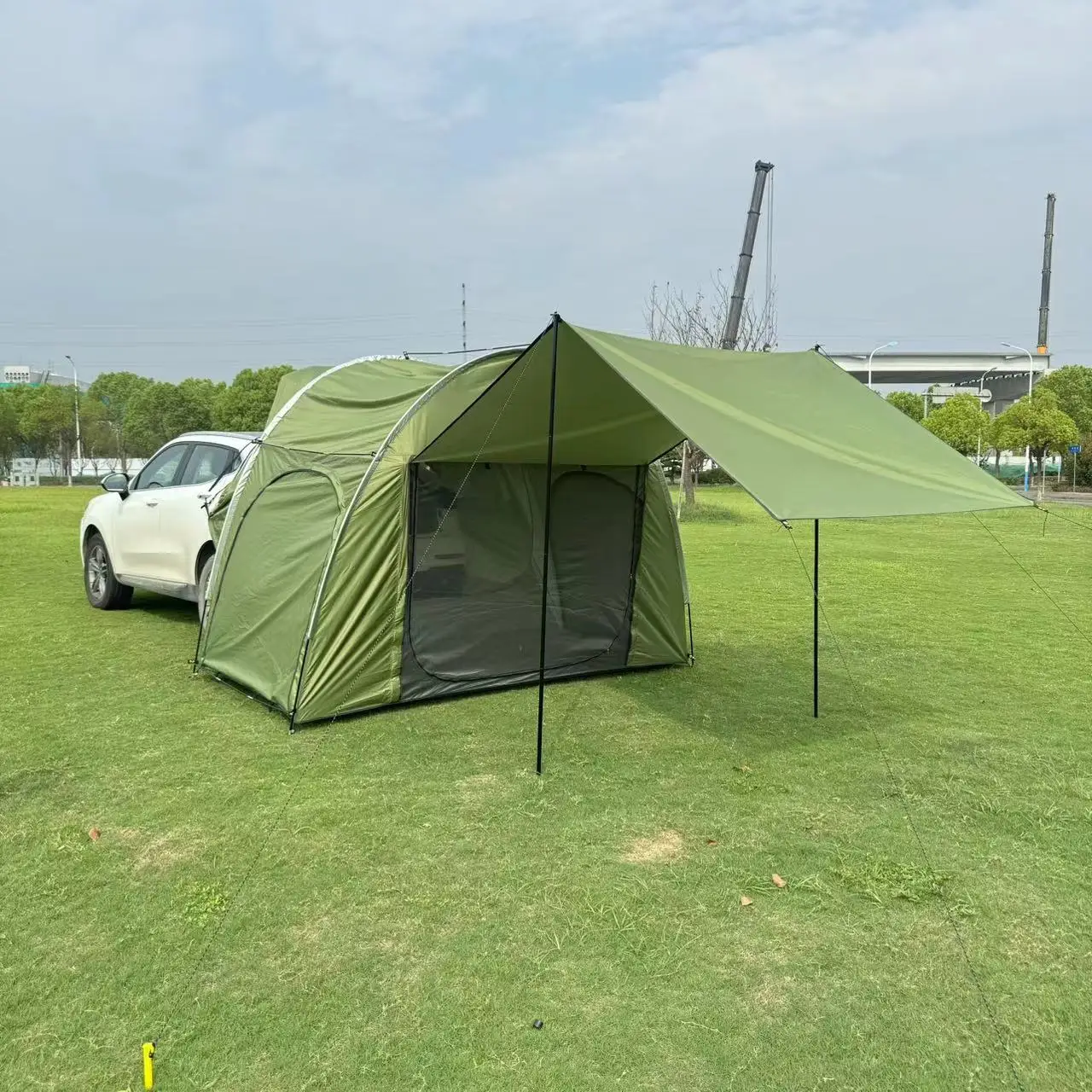 Buitemuur-kampeeropgradering met netuitbreidingsvoorwaai SUV-tent, agtervoertuigtent, alles-in-een motorstertent