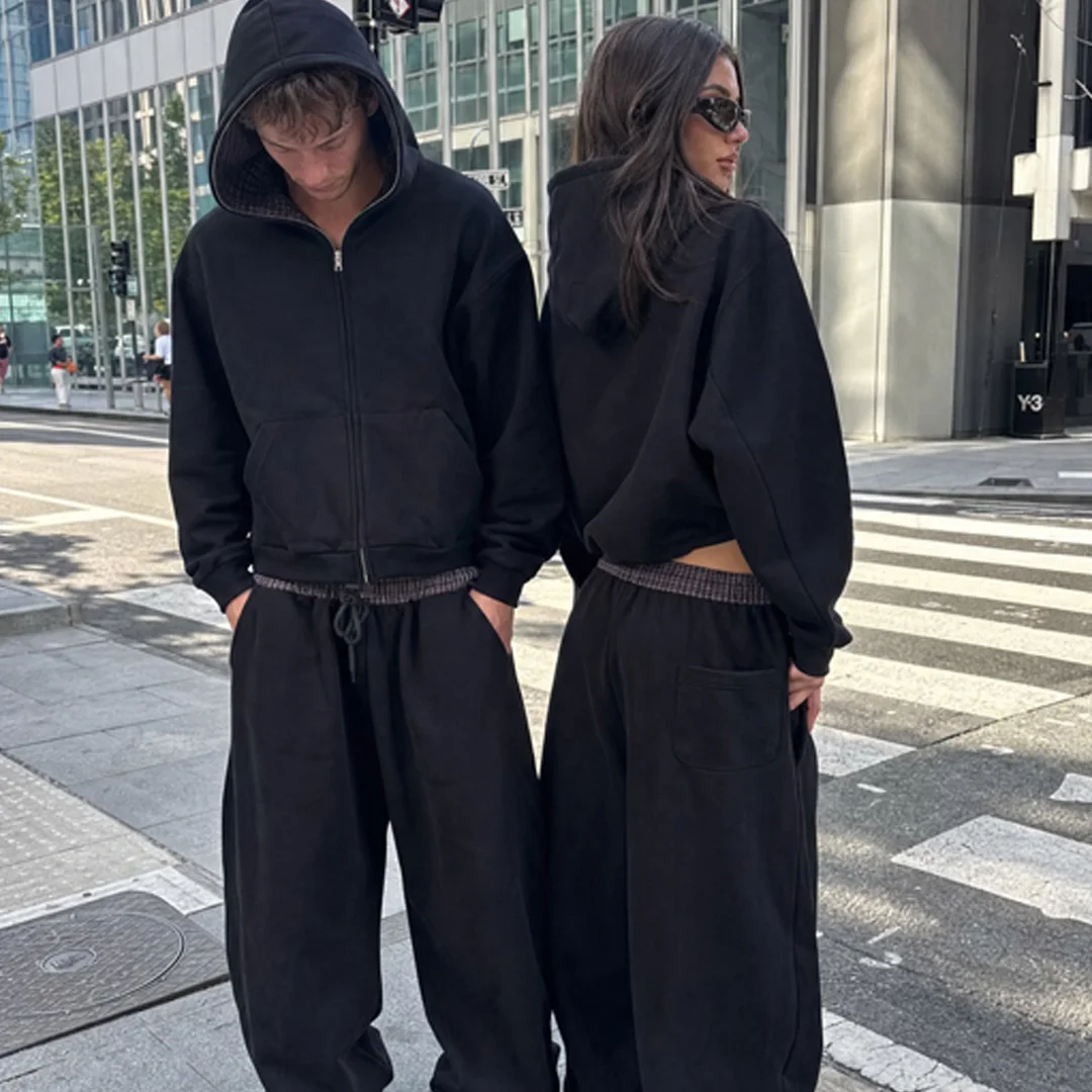 Unisex grundlæggende hoodie og jogger-set i ensfarvet udgave – brugerdefinerbart i små serier til grossisthandel. 100 % bomuld, løst faldende pasform til herresports-tracksuit fra OEM-fabrik