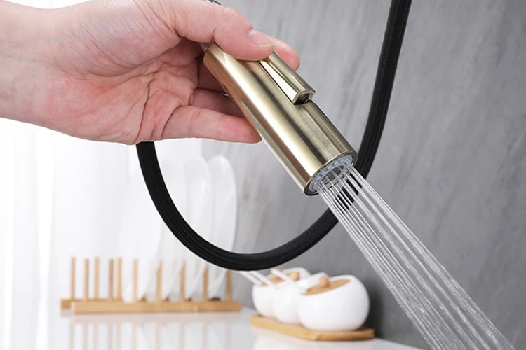 Grifo de fregadero de cocina abatible con sensor táctil negro y dorado con rociador