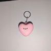 Expresión sencilla en rosa.