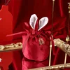 Rojo vino con el carácter de doble felicidad.
